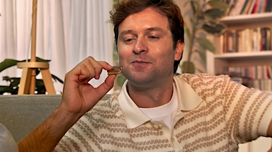 Ein glücklicher Mann isst Milka-Schokolade