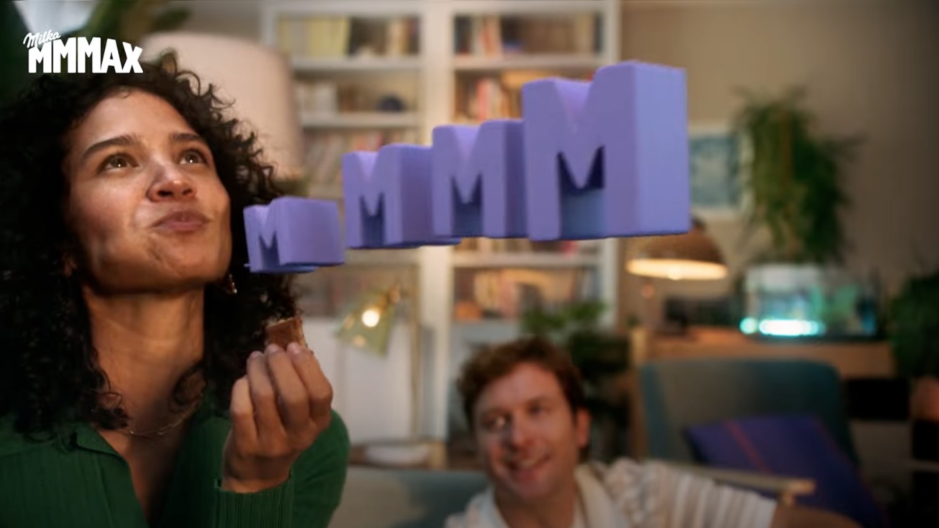 Frau isst Milka Schokolade und sagt MMMM